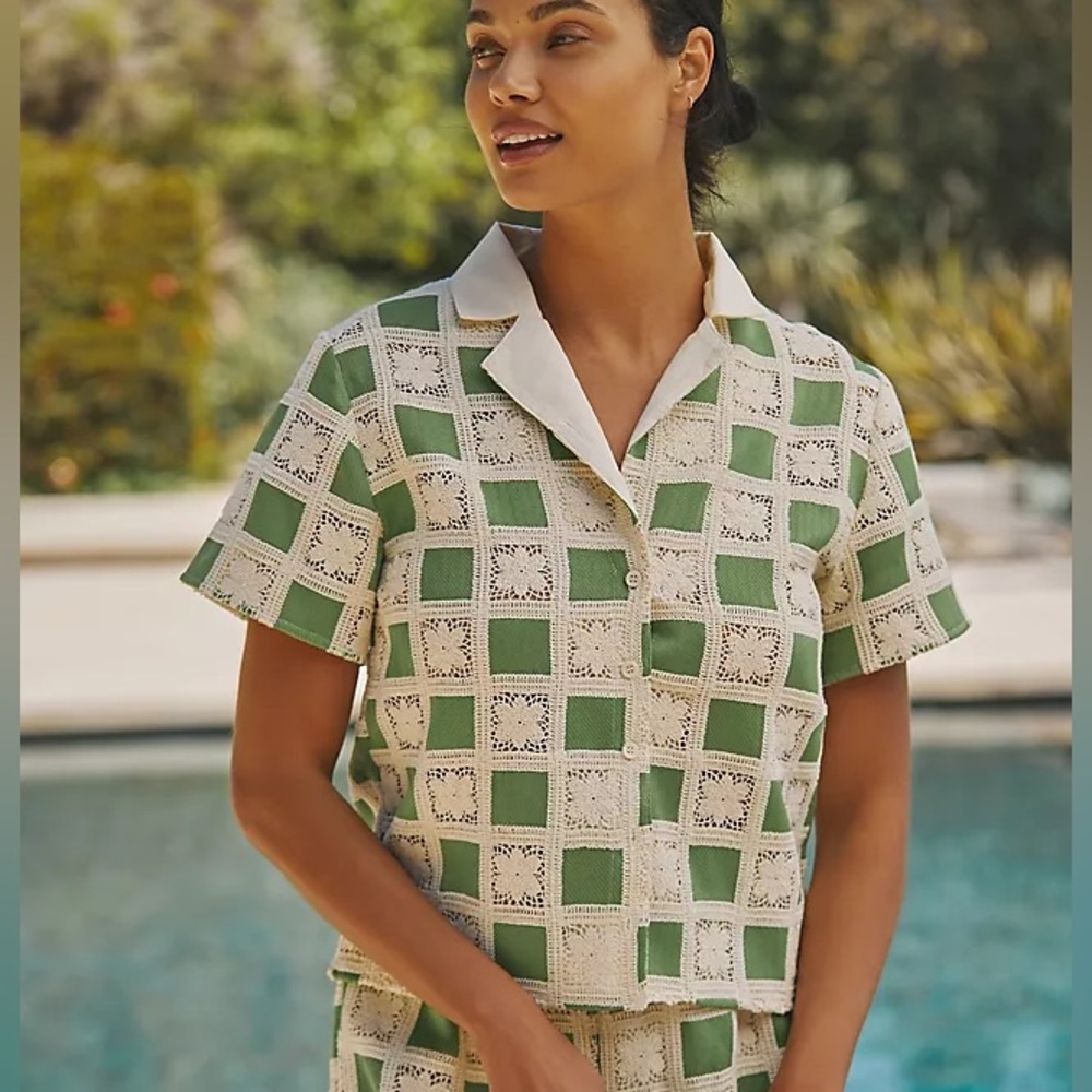 💚 Flat White Short-Sleeve Knit Buttondown Top